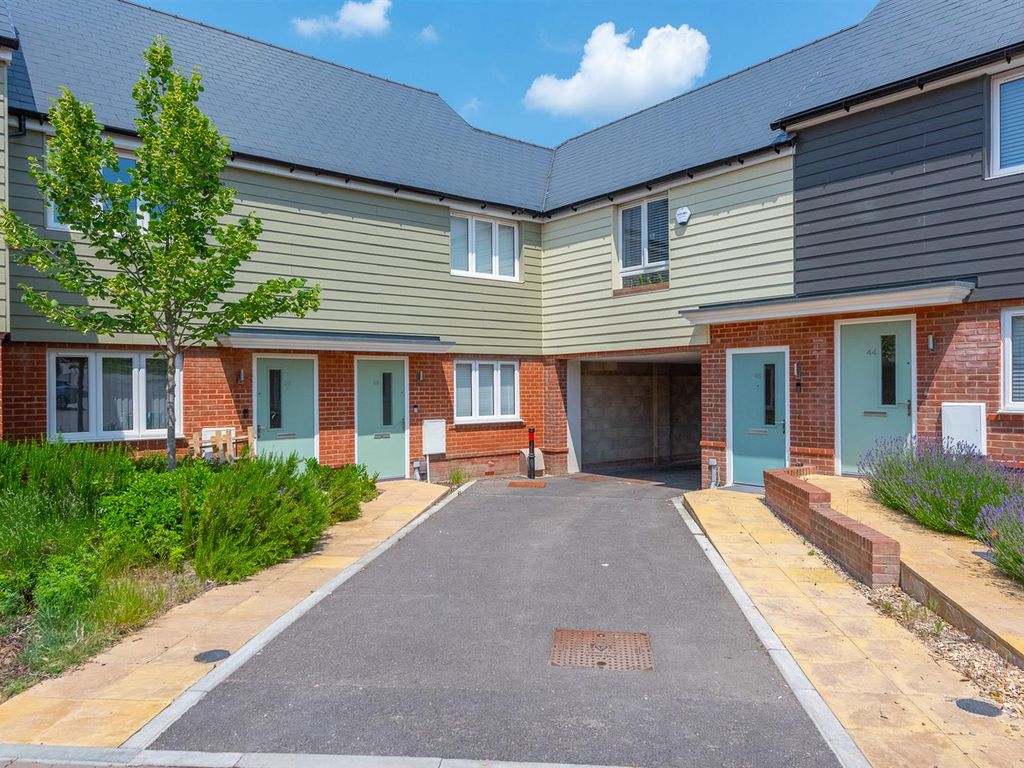 2 bed detached house for sale in Coltsfoot Way, Basingstoke RG23, £108,000