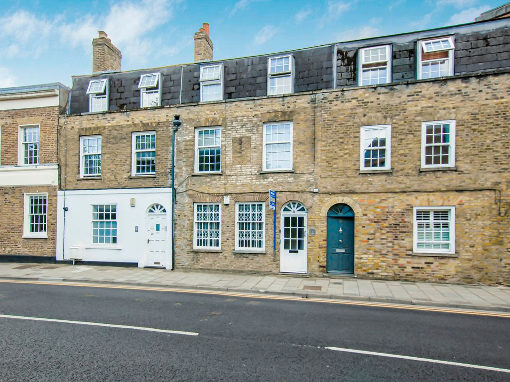 1 bed flat for sale in Victoria Street, Windsor SL4, £234,950