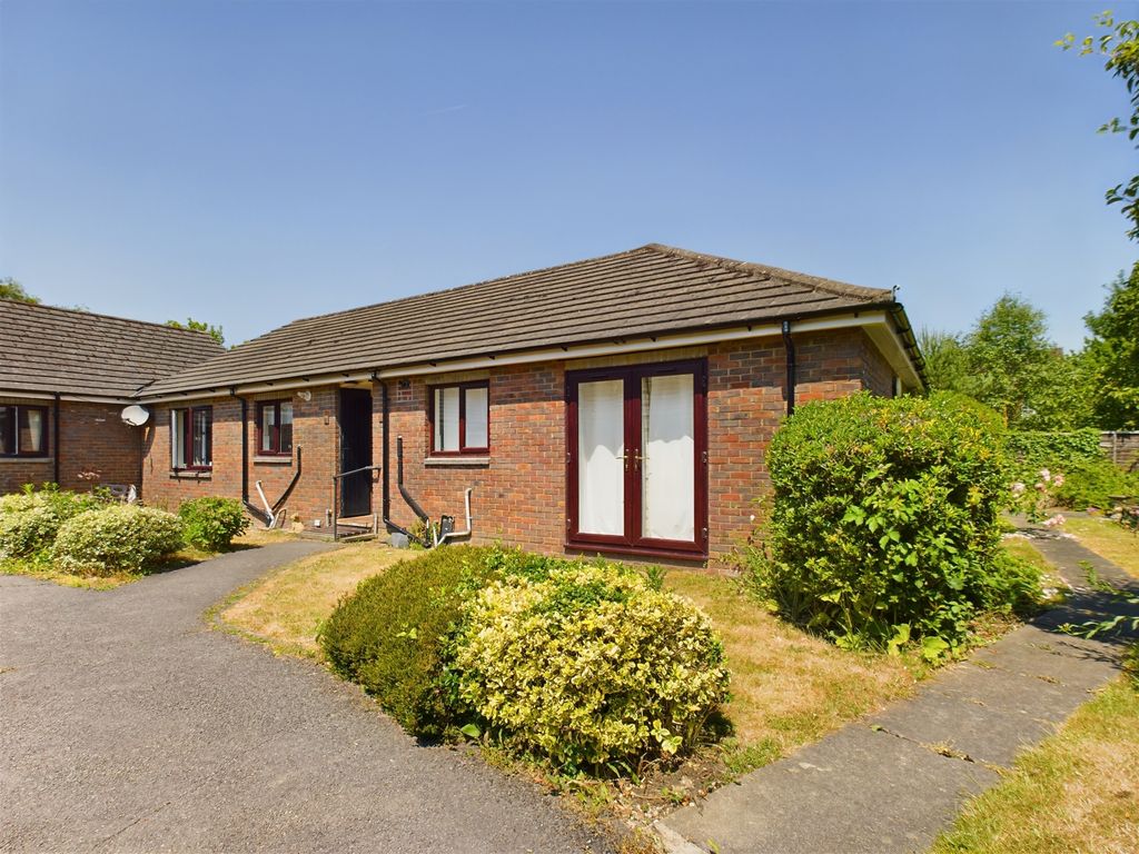 1 bed bungalow for sale in Wakeford Court, Tadley RG26, £160,000