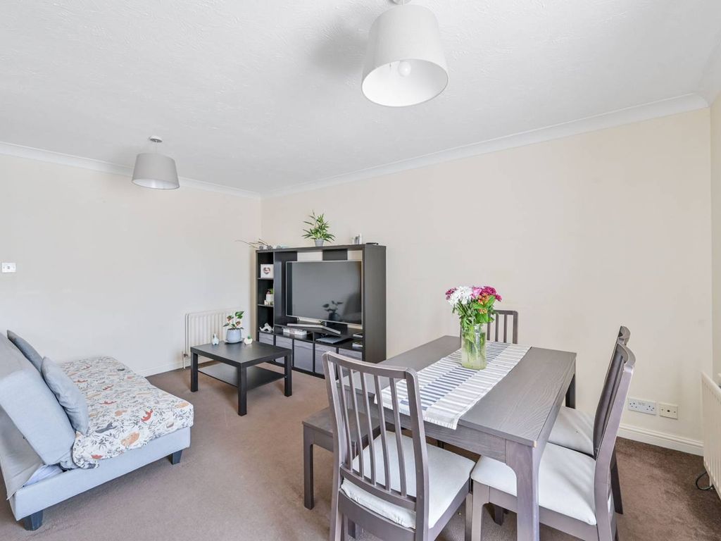 2 bed flat for sale in Kennet Square, Mitcham CR4, £300,000