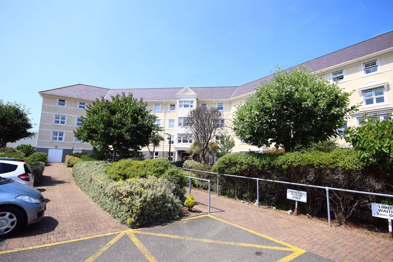 2 bed flat for sale in Clarence Road, Llandudno LL30, £160,000