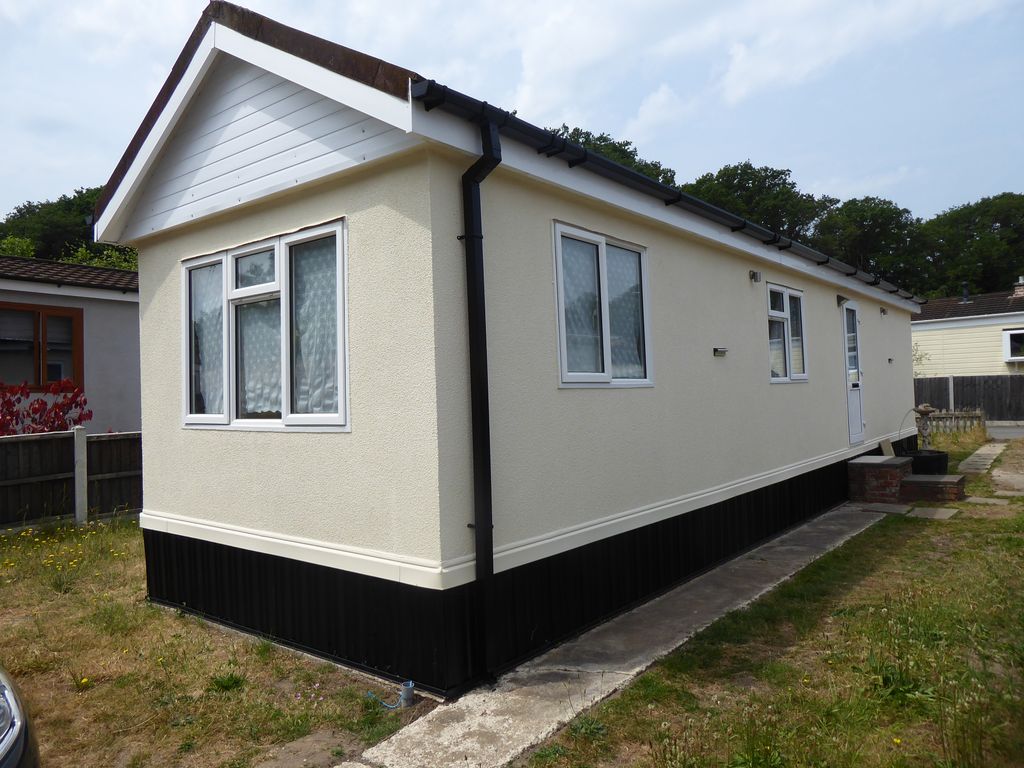 2 bed mobile/park home for sale in Warren Farm Park, Warren Lane, Pyrford, Woking, Surrey GU22, £129,950