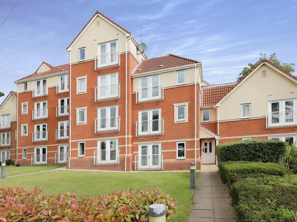 2 bed flat for sale in Rosemary Avenue, Goldthorn, Wolverhampton WV4, £110,000