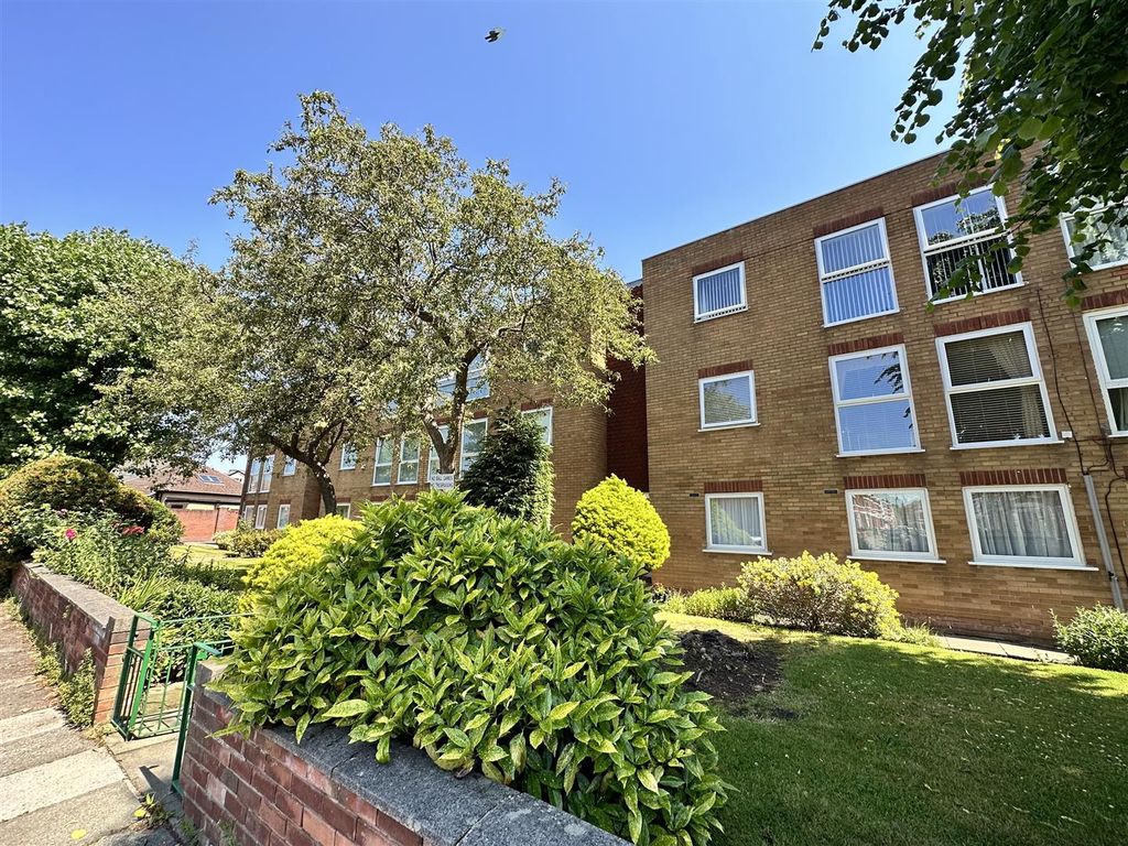 2 bed flat for sale in Imperial Avenue, Wallasey CH45, £85,000