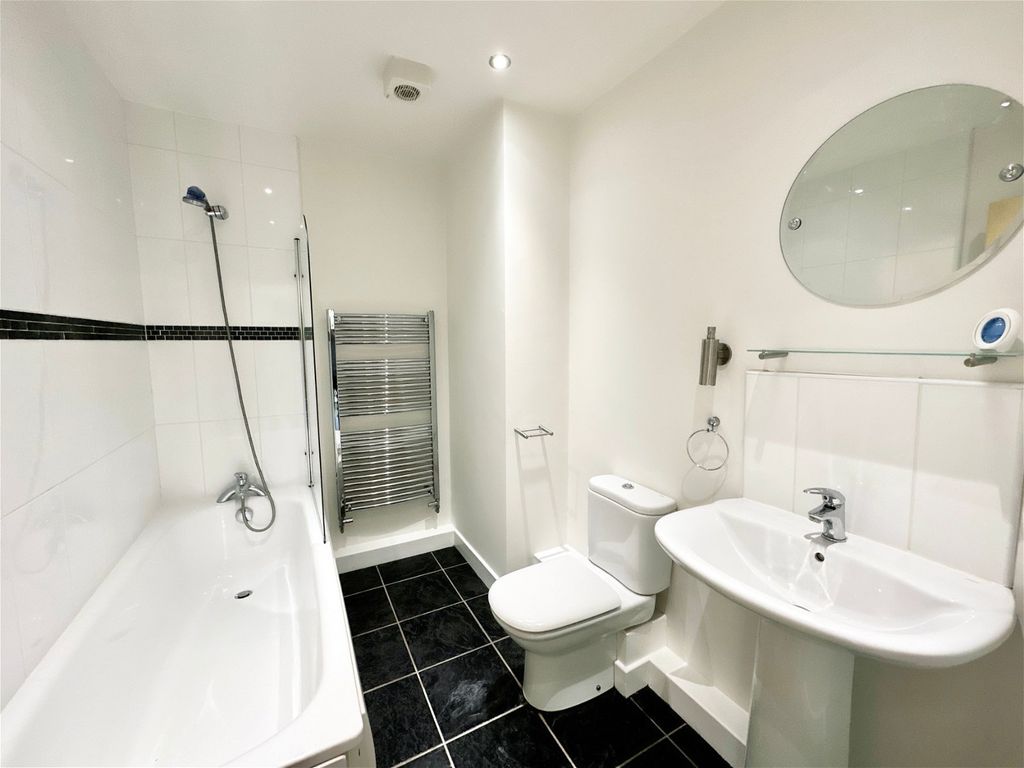 2 bed flat for sale in Tetuan Road, Leicester LE3, £132,000