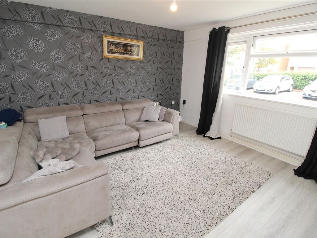 1 bed flat for sale in Cleavers Avenue, Conniburrow, Milton Keynes MK14, £135,000
