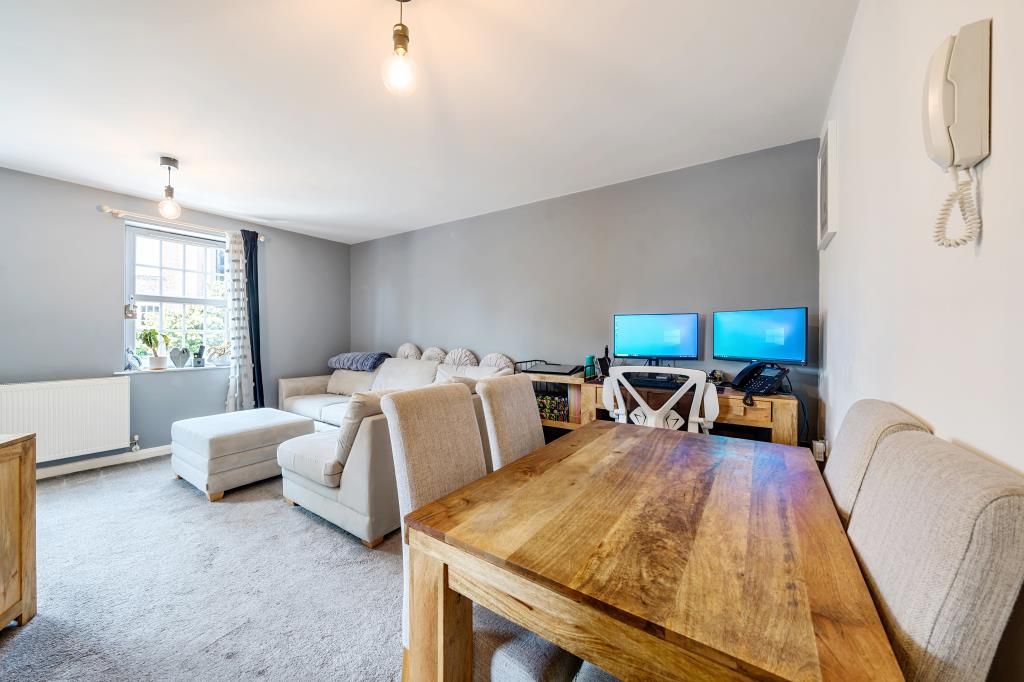 1 bed flat for sale in Newbury, Berkshire RG14, £175,000