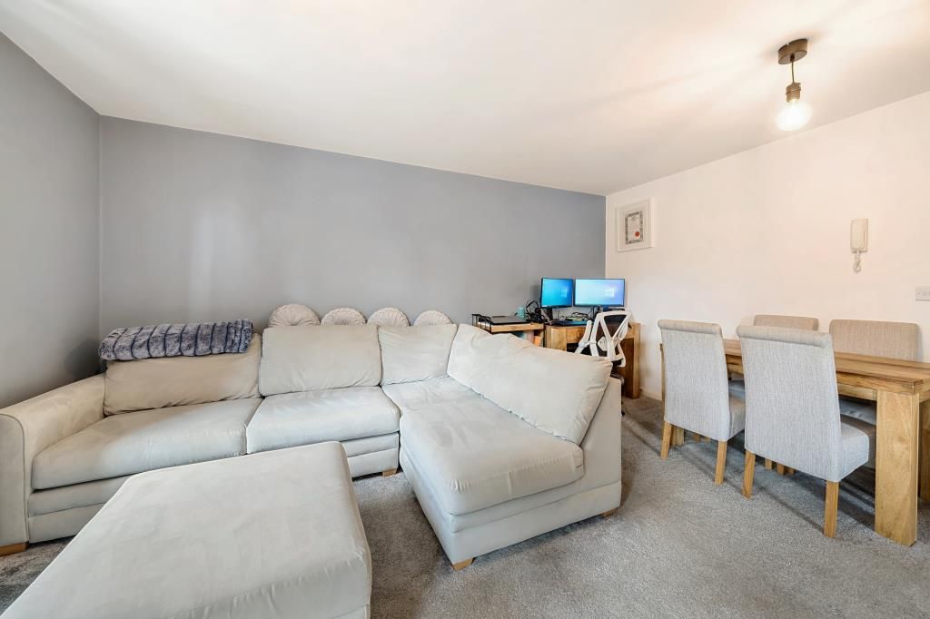 1 bed flat for sale in Newbury, Berkshire RG14, £175,000