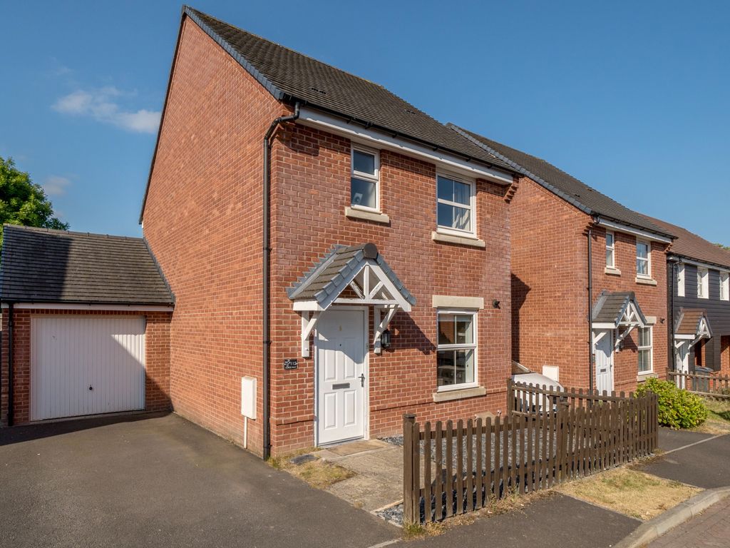 3 bed link-detached house for sale in Lords Way, Andover Down, Andover SP11, £307,500