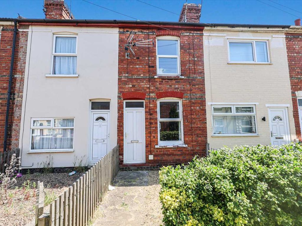 2 bed terraced house for sale in Albany Terrace, Lincoln LN5, £105,000
