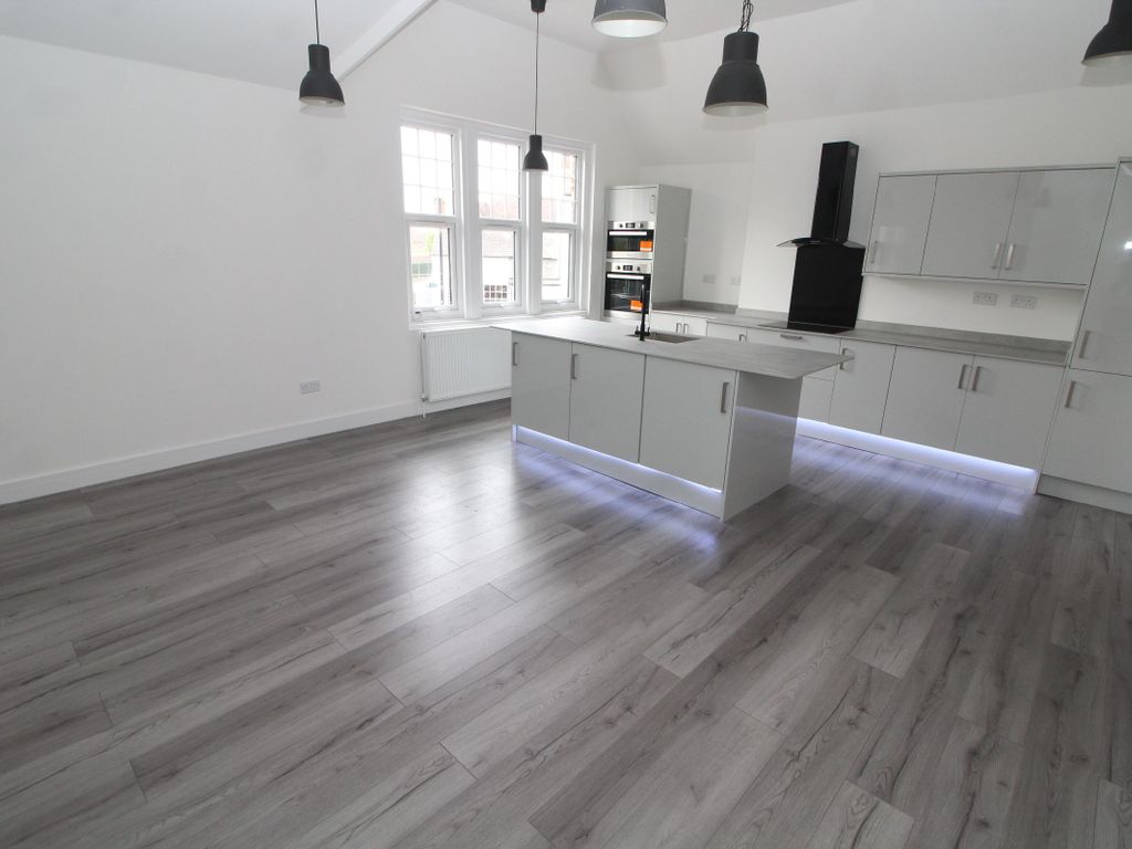 1 bed flat for sale in Station Road, Newport Pagnell MK16, £174,995