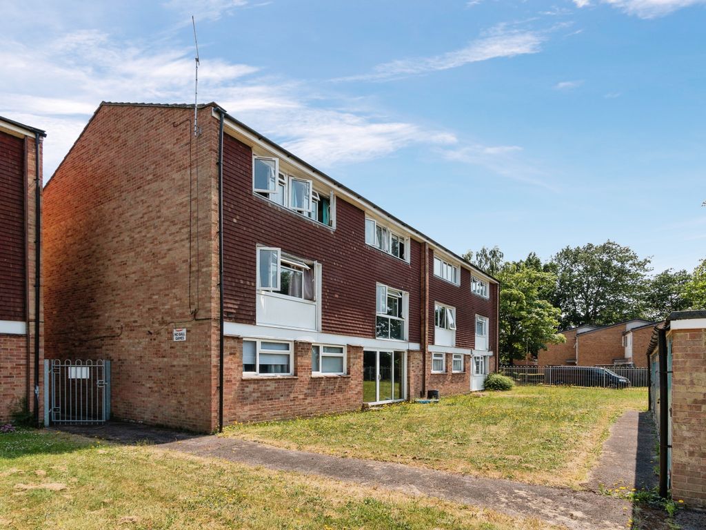 3 bed maisonette for sale in Marston Drive, Farnborough GU14, £265,000