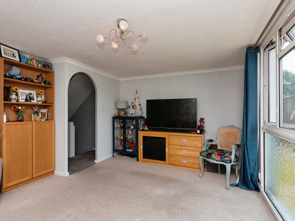 3 bed maisonette for sale in Marston Drive, Farnborough GU14, £265,000