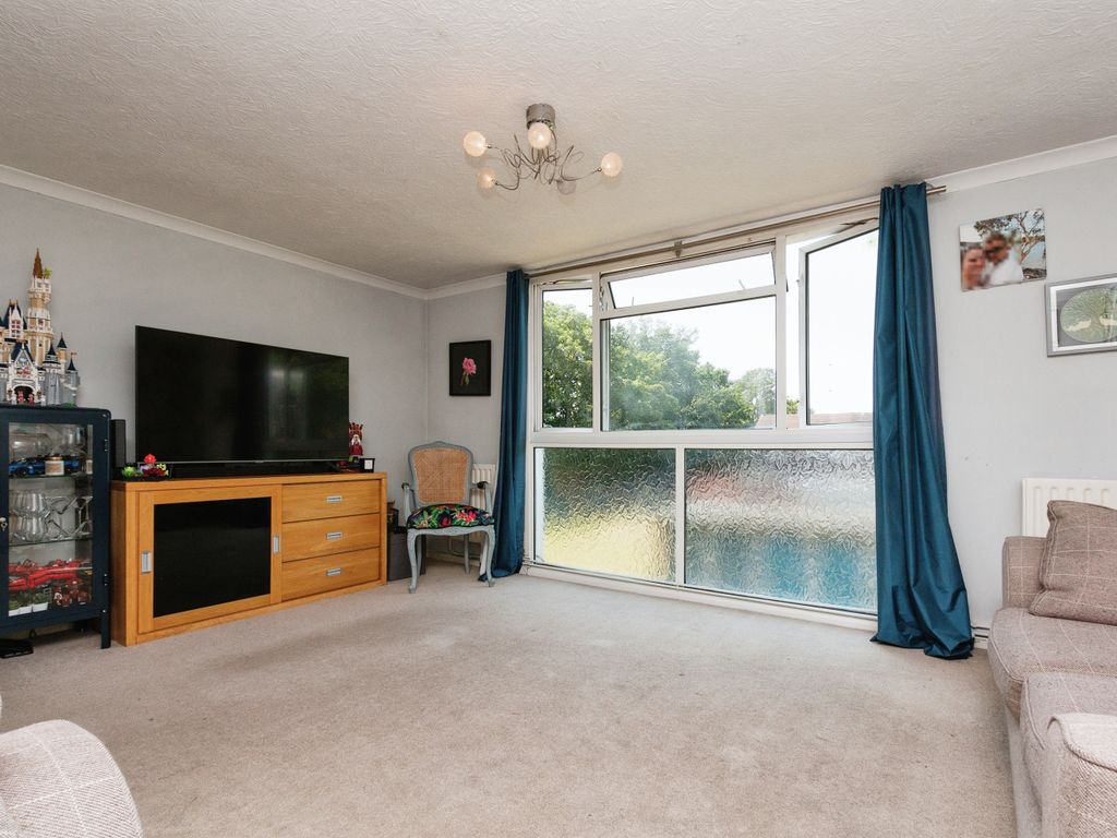 3 bed maisonette for sale in Marston Drive, Farnborough GU14, £265,000