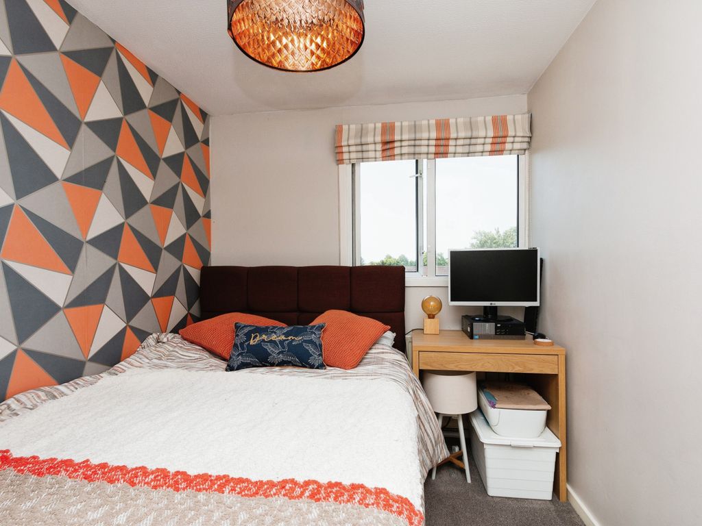 3 bed maisonette for sale in Marston Drive, Farnborough GU14, £265,000