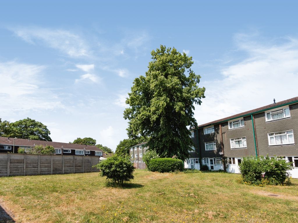 3 bed maisonette for sale in Marston Drive, Farnborough GU14, £265,000