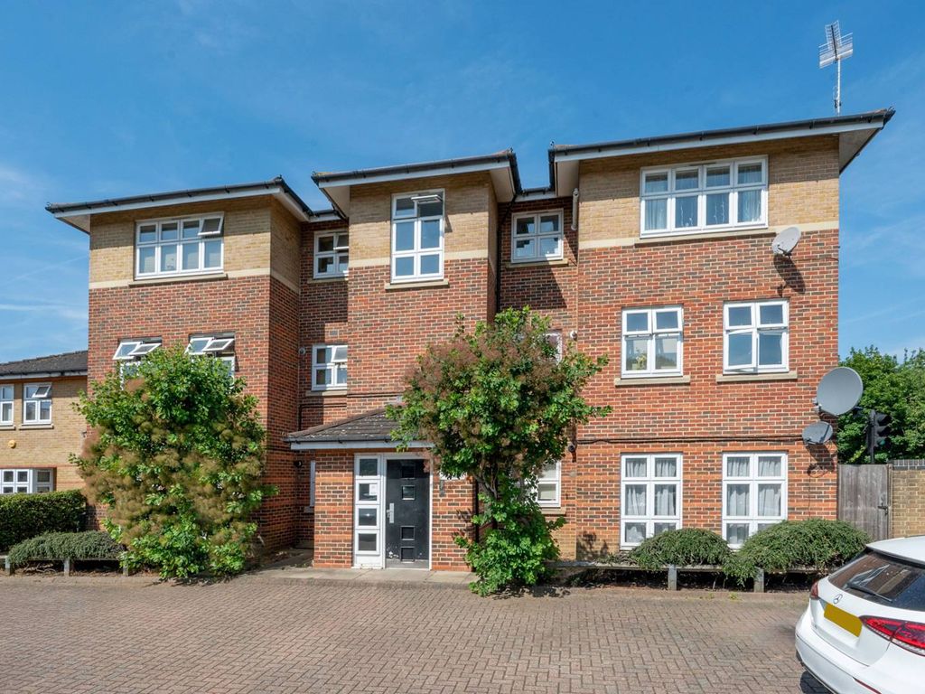 1 bed flat for sale in William Close, Southall UB2, £210,000