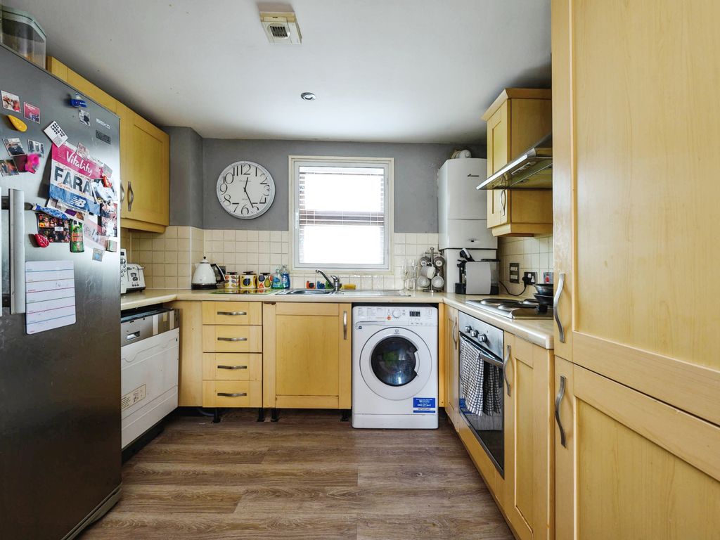 2 bed flat for sale in Albert Road, Tamworth, Staffordshire B79, £140,000