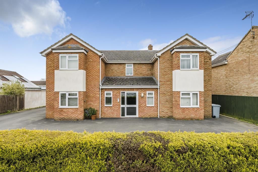 2 bed flat for sale in Carterton, Oxfordshire OX18, £180,000
