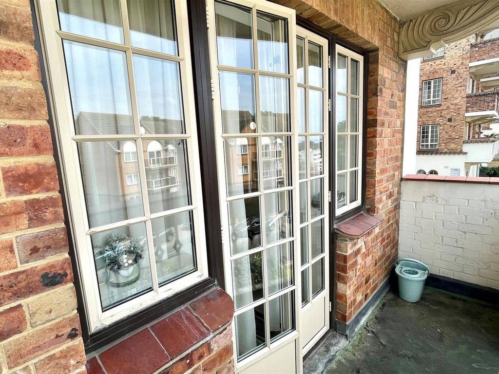 2 bed flat for sale in Sea Road, Boscombe, Bournemouth BH5, £200,000