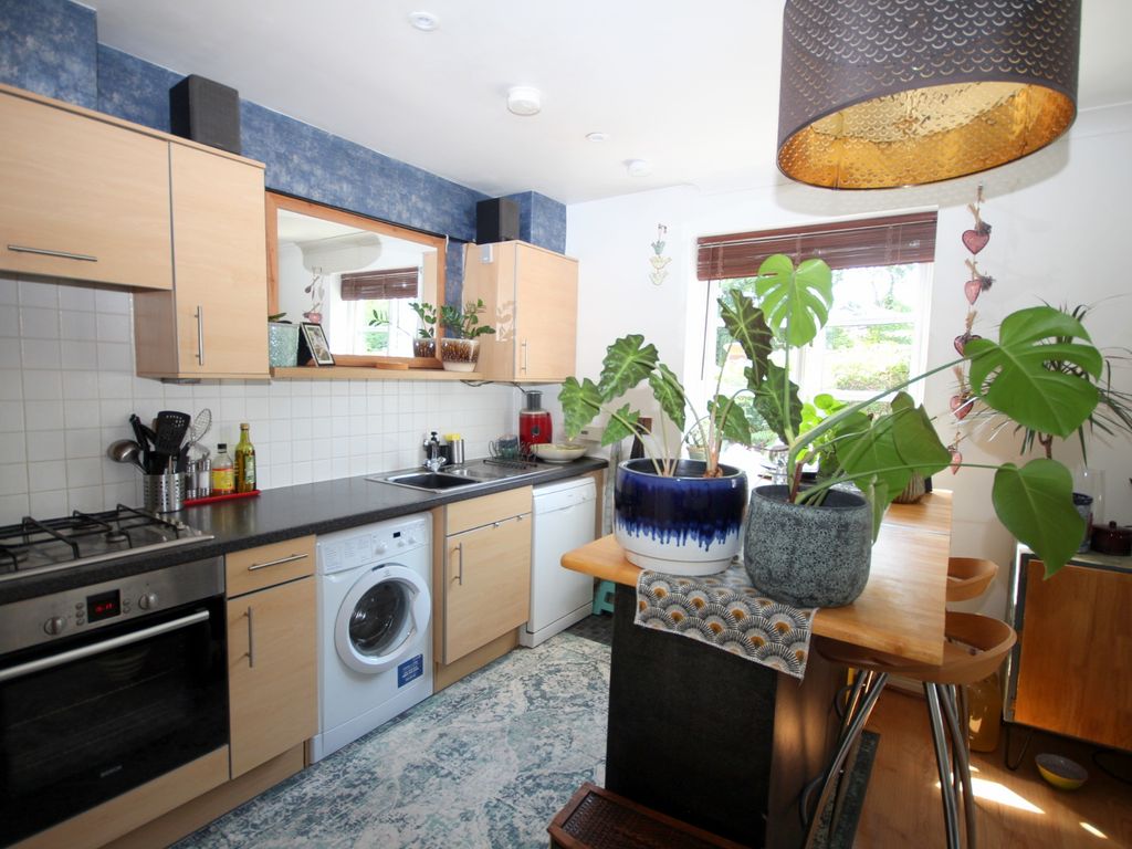 1 bed flat for sale in Holders Close, Billingshurst RH14, £200,000