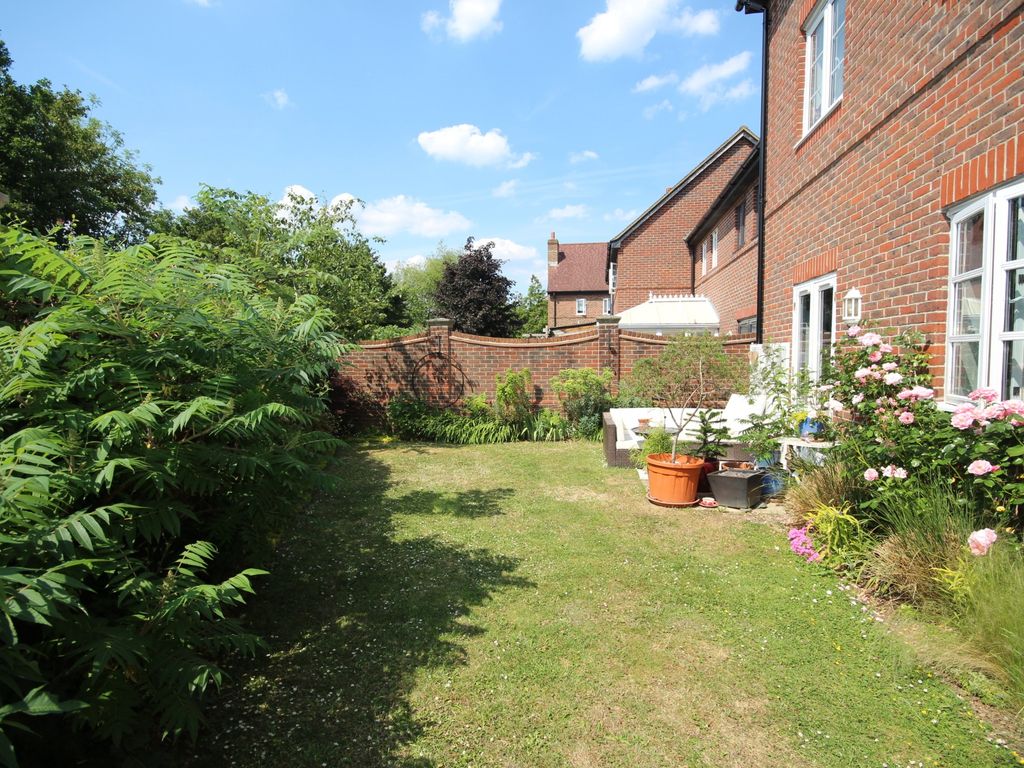 1 bed flat for sale in Holders Close, Billingshurst RH14, £200,000