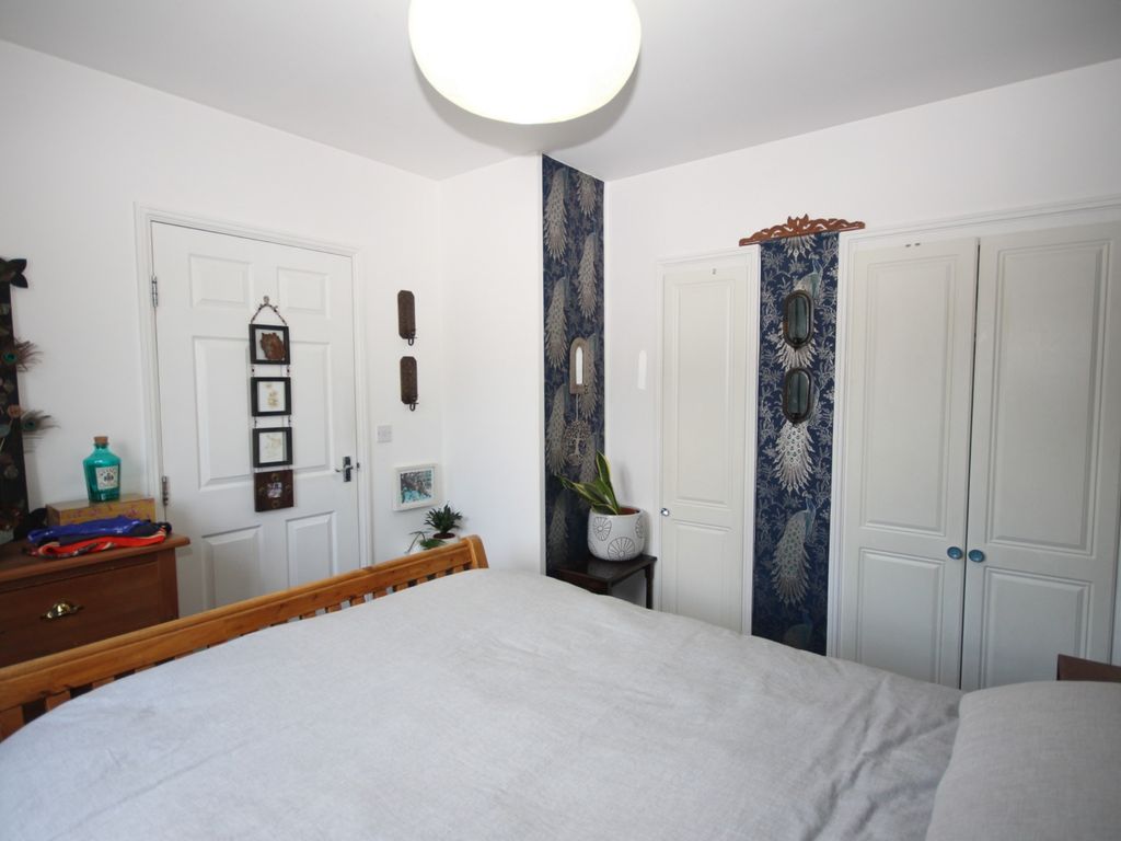 1 bed flat for sale in Holders Close, Billingshurst RH14, £200,000