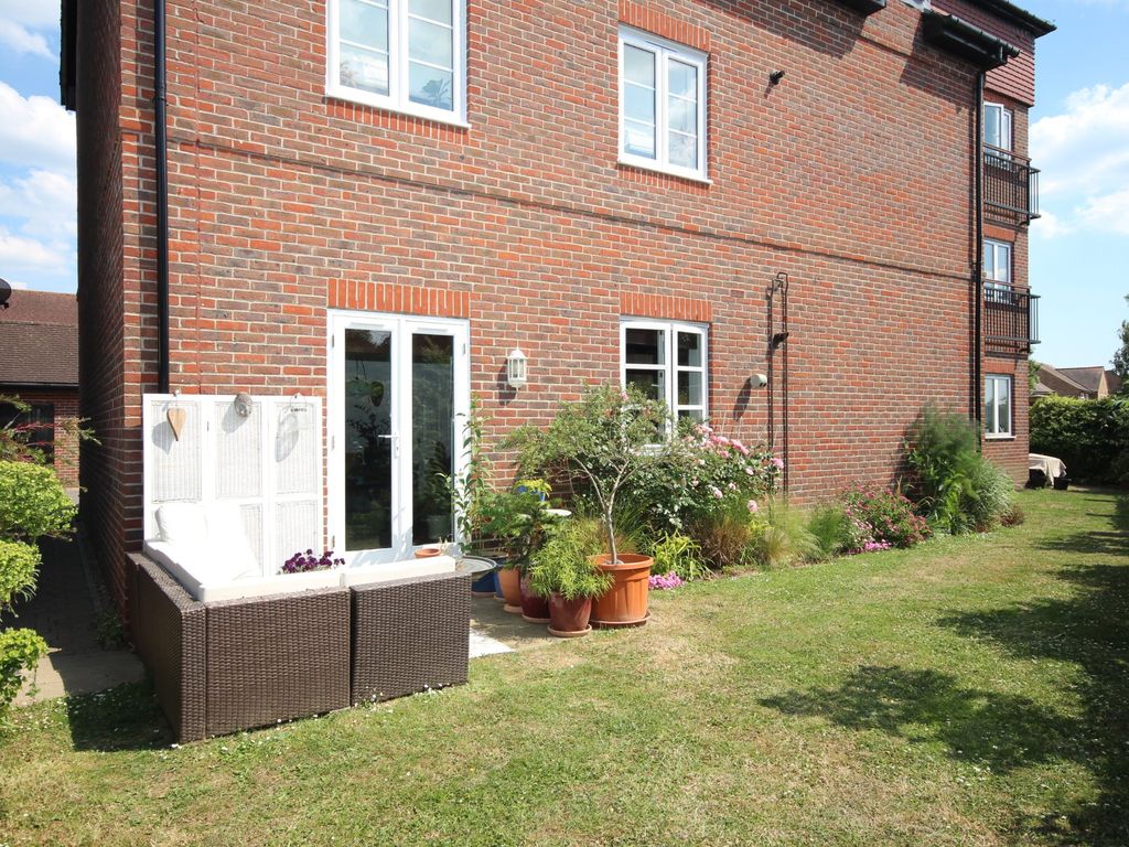 1 bed flat for sale in Holders Close, Billingshurst RH14, £200,000