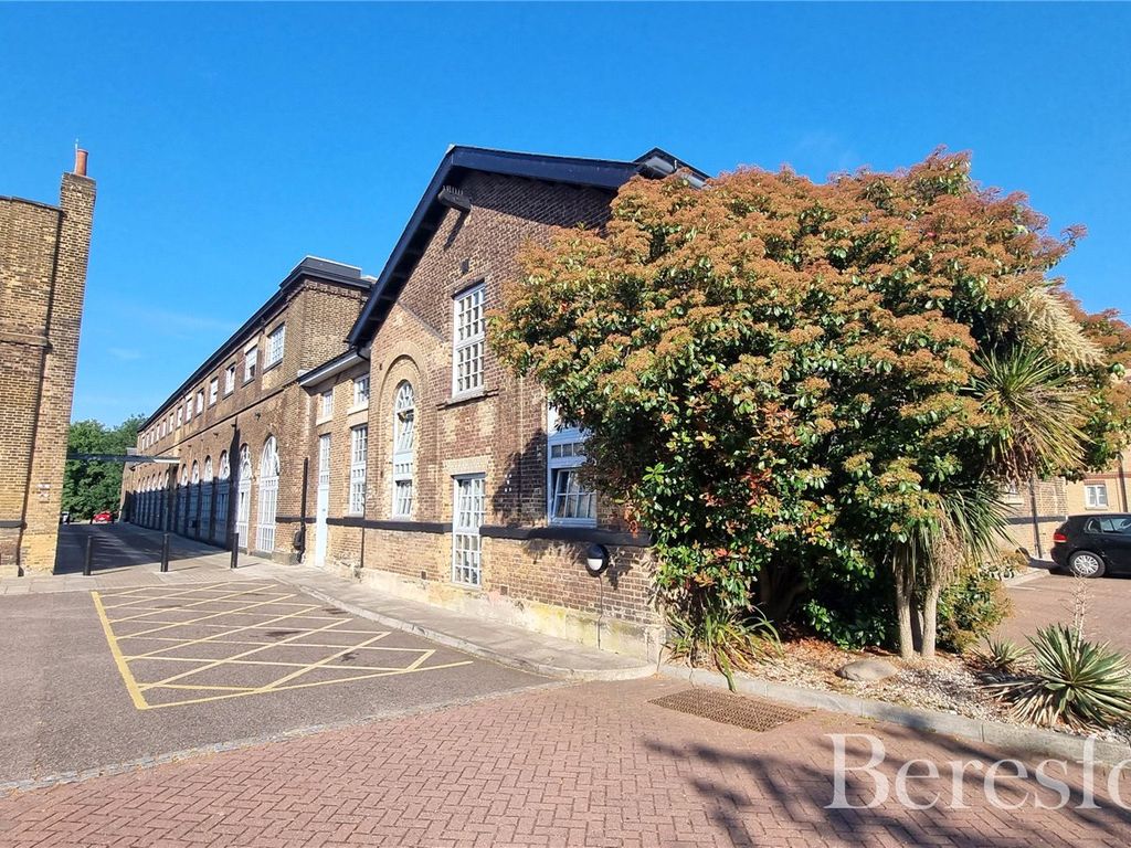 2 bed flat for sale in South Block, The Railstore RM2, £335,000