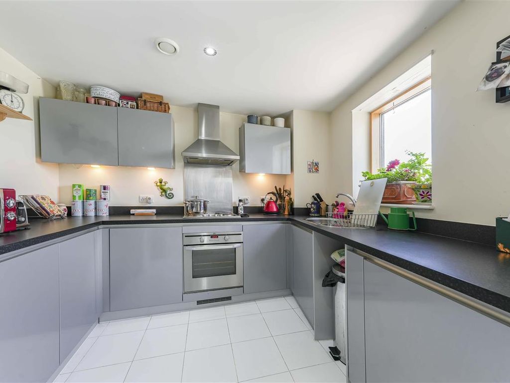 1 bed flat for sale in Reed House, Durnsford Road, Wimbledon SW19, £278,000