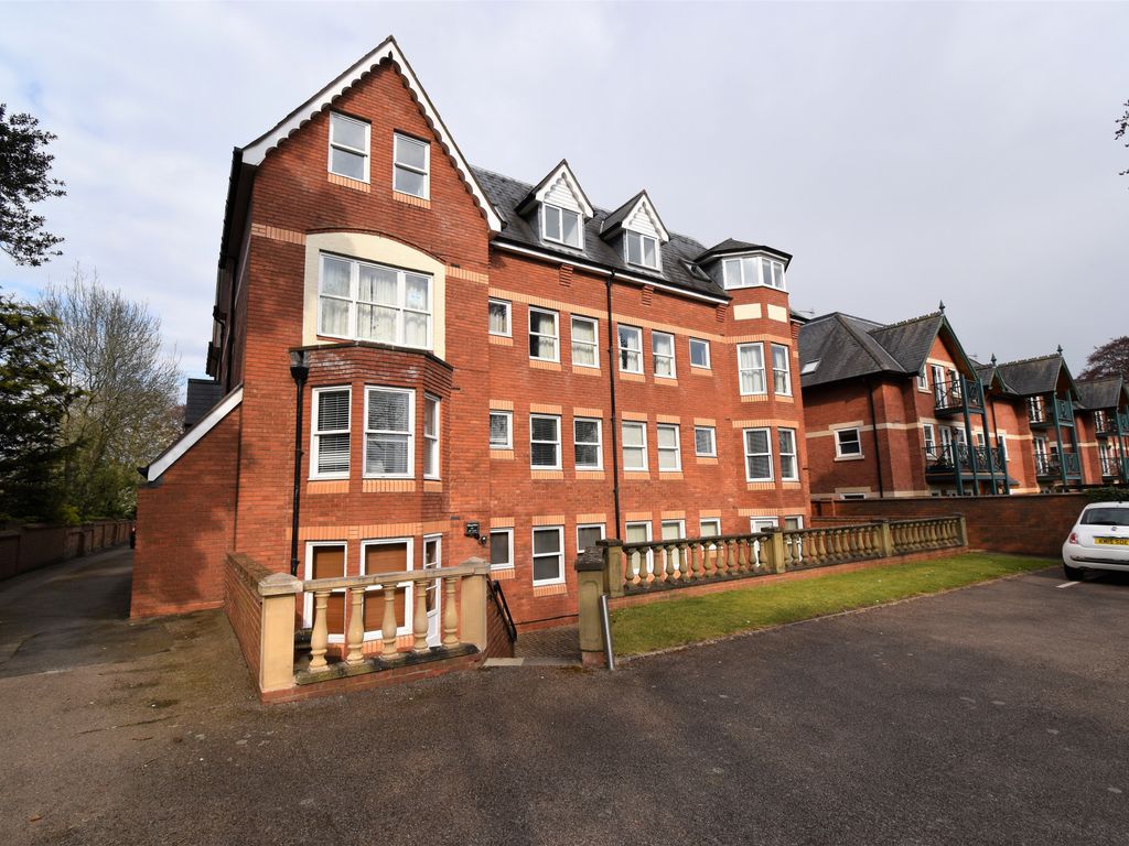 2 bed flat for sale in Guys Cliffe Avenue, Leamington Spa CV32, £195,000