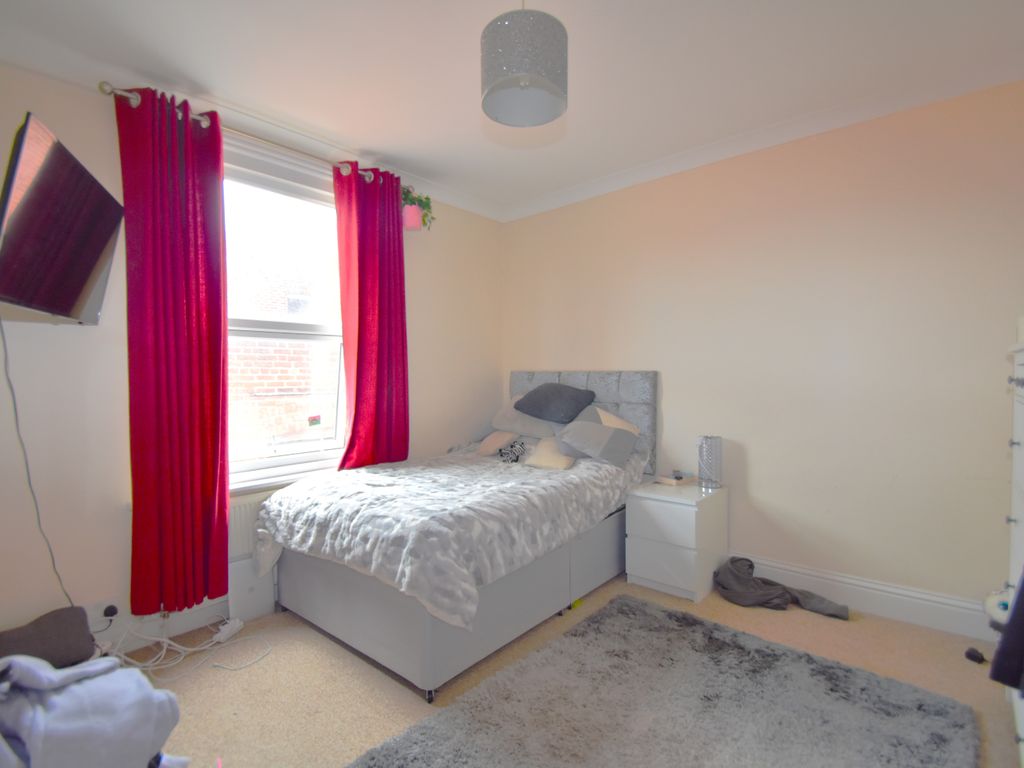 2 bed flat for sale in Fratton Road, Portsmouth PO1, £180,000