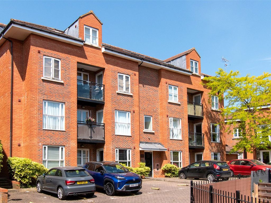 2 bed flat for sale in Bancroft, Hitchin, Hertfordshire SG5, £300,000