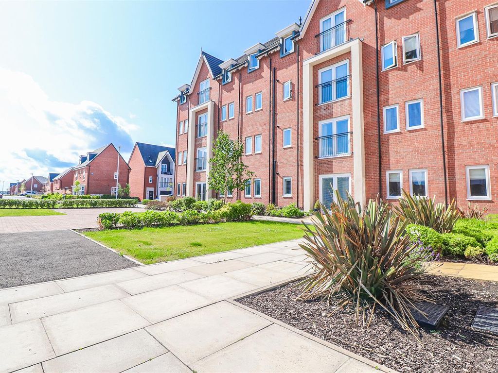 2 bed flat for sale in Blowick Moss Lane, Southport PR8, £140,000