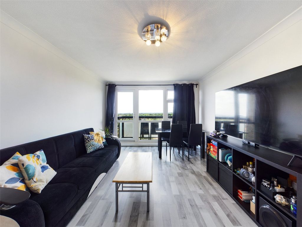 2 bed flat for sale in Durham Avenue, Romford RM2, £230,000