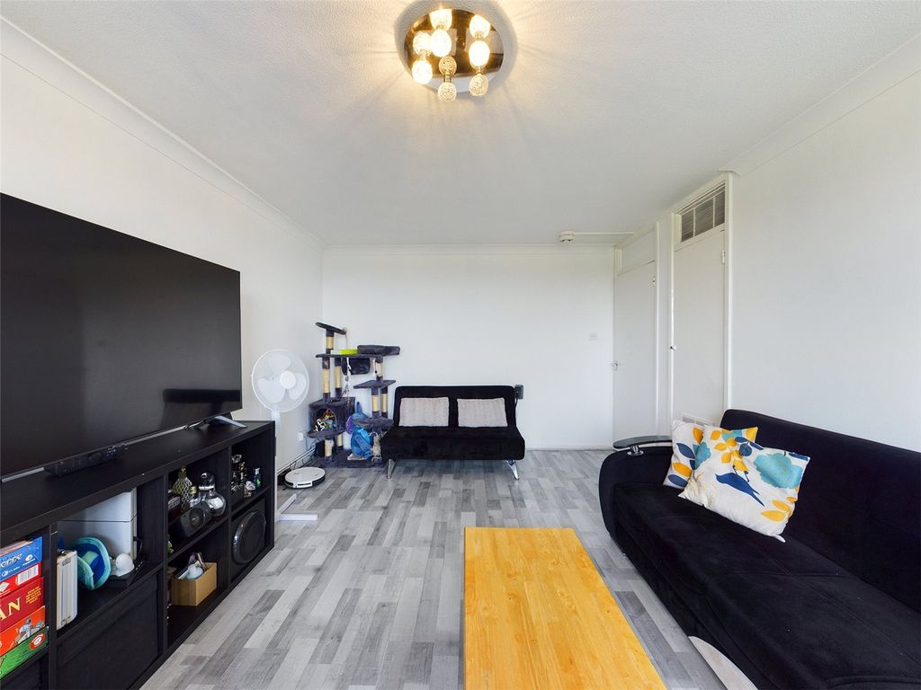 2 bed flat for sale in Durham Avenue, Romford RM2, £230,000