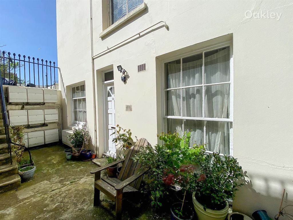 2 bed flat for sale in Sillwood Place, Brighton BN1, £300,000