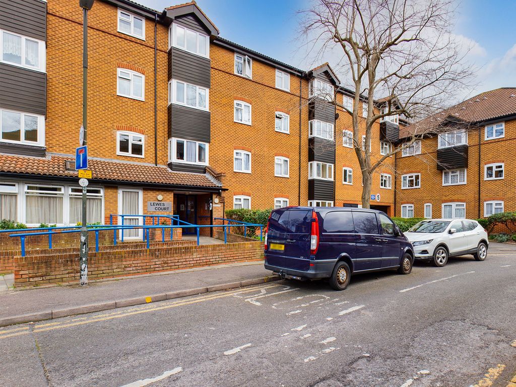 1 bed flat for sale in Chatsworth Place, Lewes Court CR4, £100,000