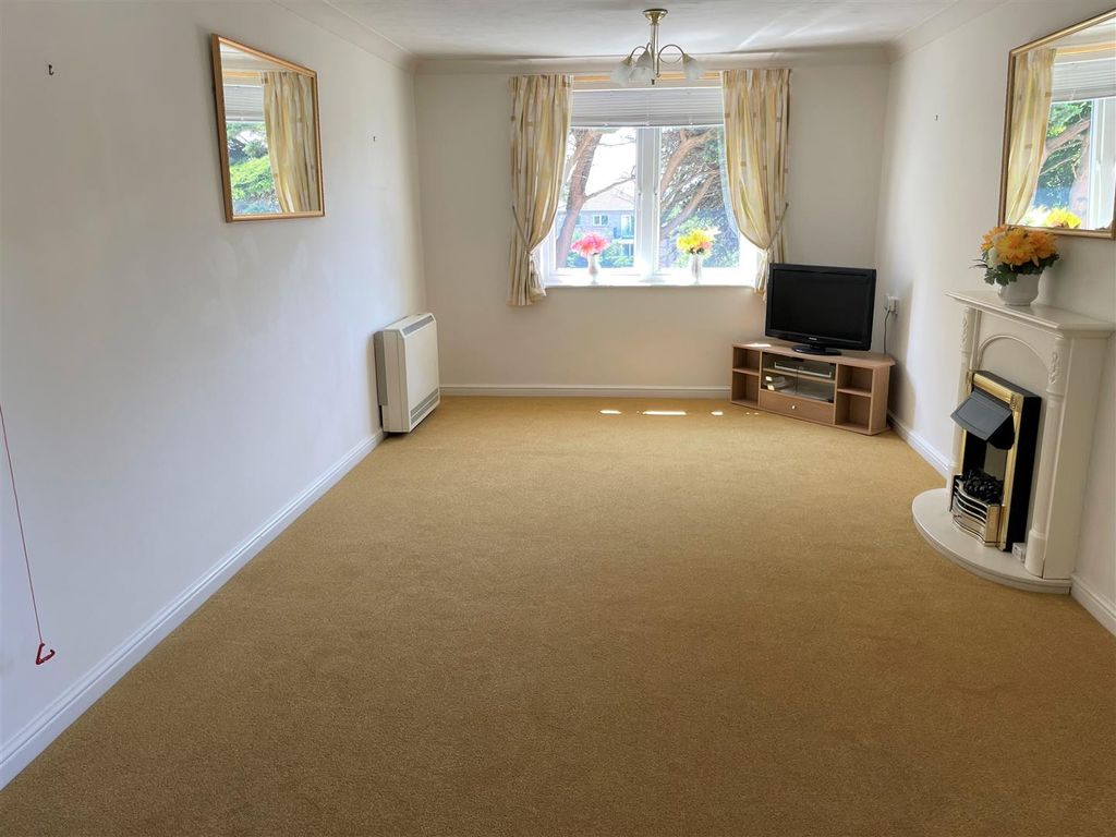 1 bed flat for sale in Eddington Court, Beach Road, Weston-Super-Mare BS23, £144,000