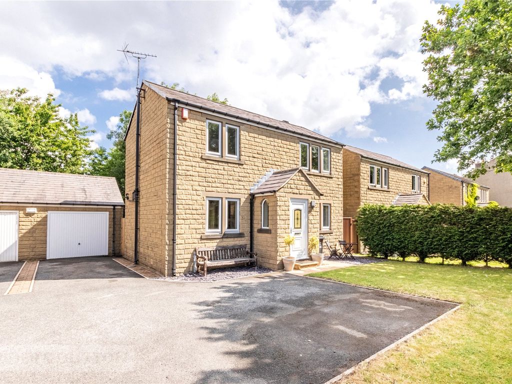 3 bed detached house for sale in Lower Edge Road, Rastrick, Brighouse, West Yorkshire HD6, £285,000