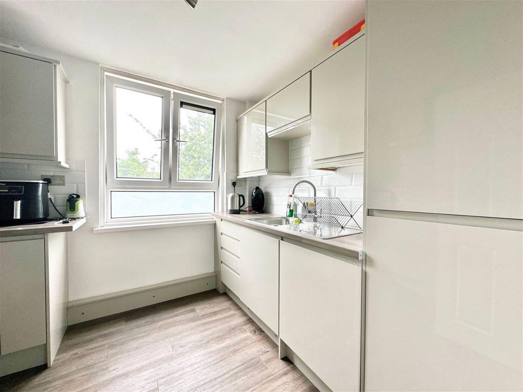2 bed flat for sale in Aikman Avenue, Leicester LE3, £100,000
