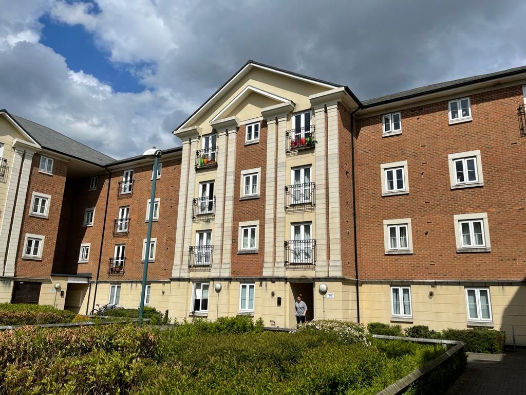 2 bed flat for sale in Brunel Crerscent, Swindon SN1, £155,000