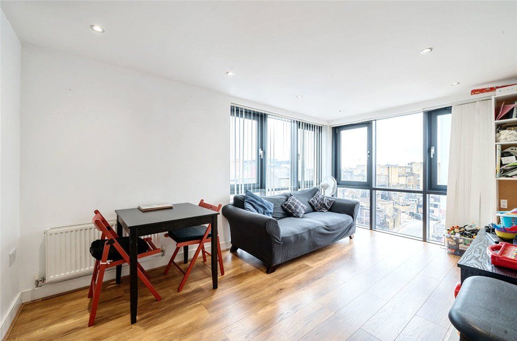 1 bed flat for sale in Bramley Crescent, Ilford, Gants Hill IG2, £225,000