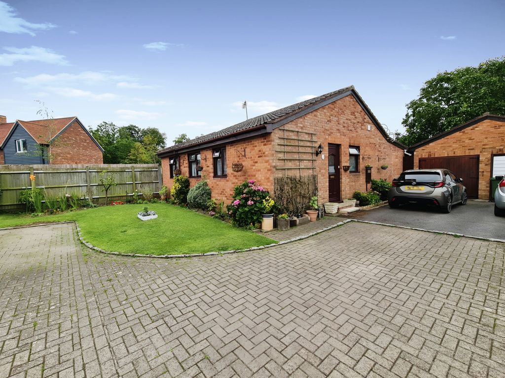3 bed bungalow for sale in Spinney Close, Steeple Claydon, Buckingham MK18, £320,000