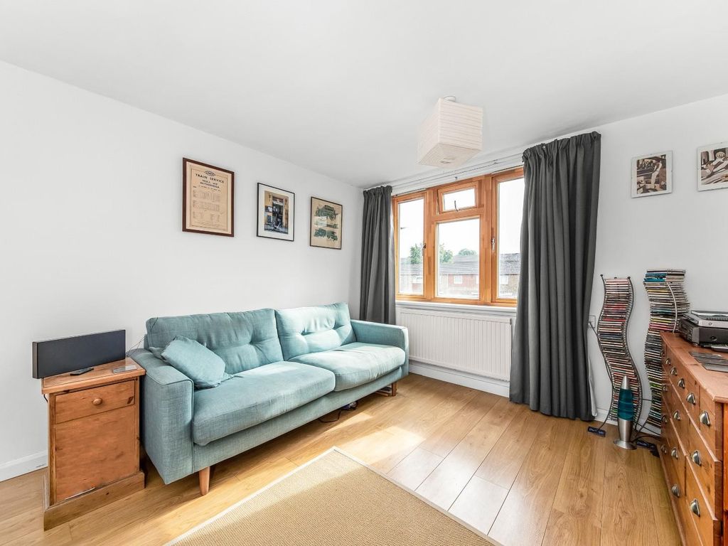 1 bed flat for sale in Birch Grove, London SE12, £240,000