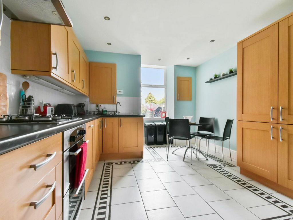 2 bed flat for sale in Church Street, Dundee DD5, £160,000