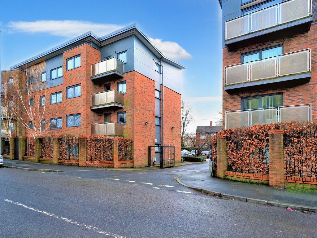 2 bed flat for sale in Eccles Fold, Eccles M30, £100,000