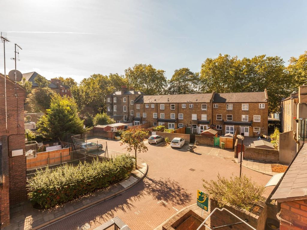 1 bed flat for sale in Morecambe Close, Beaumont Square, Stepney, London E1, £300,000
