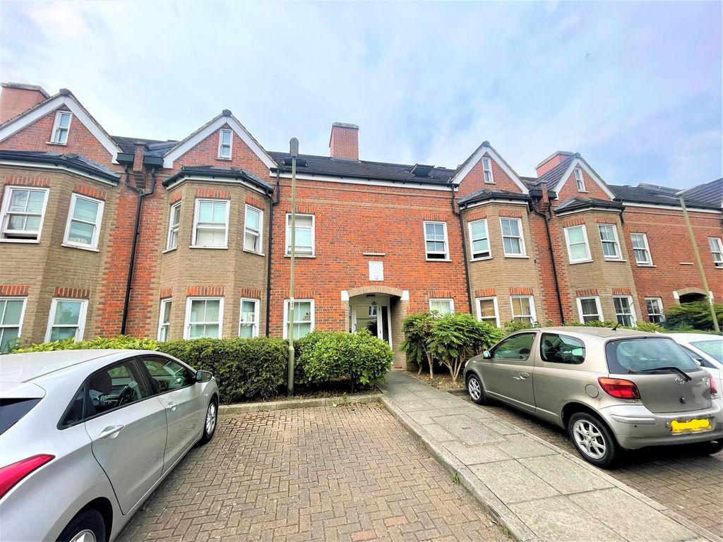 2 bed flat for sale in Old School Close, Guildford GU1, £315,000