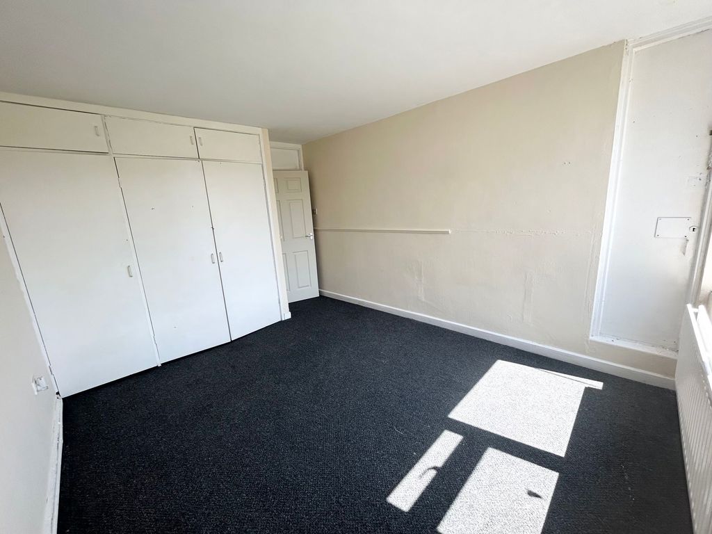 3 bed flat for sale in Waterloo Walk, Washington NE37, £39,000